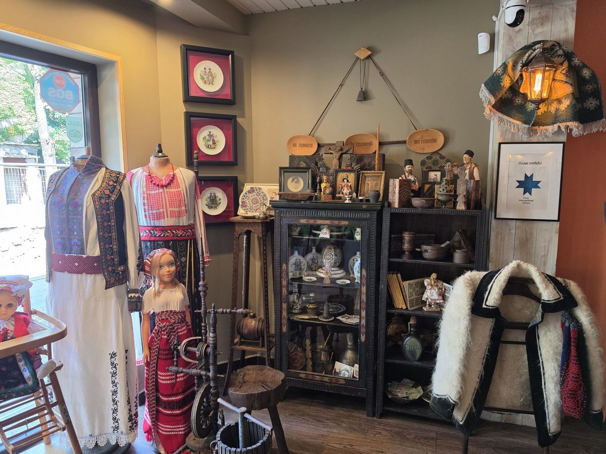 Folk costumes, pottery and old objects inside Restaurant Ceaun